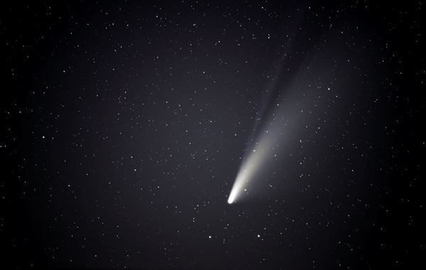  6. Đuôi luôn hướng ra xa Mặt Trời: Đuôi của sao chổi luôn hướng ngược với Mặt Trời, do tác động của gió mặt trời, không phải do hướng di chuyển của sao chổi. Ảnh: Pinterest.