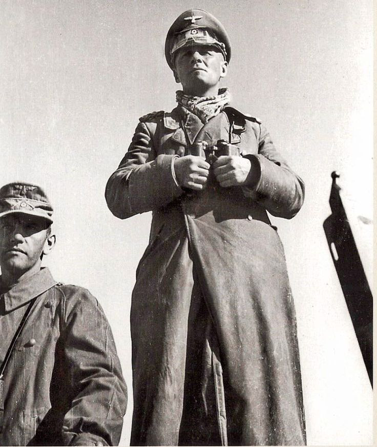 Erwin Rommel (Đức). Biệt danh "Cáo sa mạc," Rommel nổi tiếng với tài năng chỉ huy quân đội Đức trong Chiến dịch Bắc Phi. Ông được biết đến với chiến thuật linh hoạt và tài thao lược trong các trận đánh ở sa mạc. Ảnh: Pinterest.