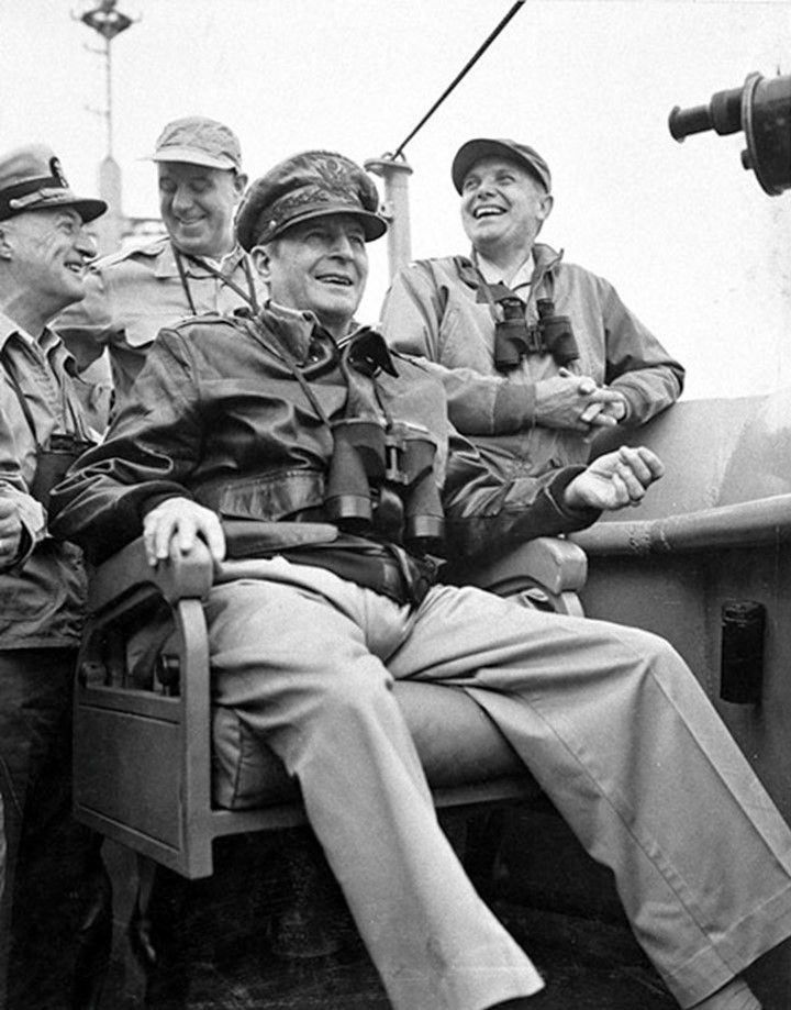 Douglas MacArthur (Mỹ). Là Tổng Tư lệnh Lực lượng Đồng Minh ở Thái Bình Dương, MacArthur lãnh đạo các chiến dịch nhằm chiếm lại các vùng lãnh thổ bị Nhật Bản chiếm đóng. Ông đã chấp nhận sự đầu hàng của Nhật Bản năm 1945 và là người thiết lập nền tảng tái thiết Nhật Bản sau chiến tranh. Ảnh: Pinterest.