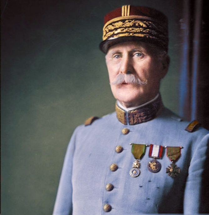  Philippe Pétain (Pháp). Nổi tiếng với vai trò trong Trận Verdun, Pétain đã giúp giữ vững tinh thần của binh sĩ và bảo vệ thành công Verdun trước các cuộc tấn công ác liệt của Đức. Ảnh: Pinterest.
