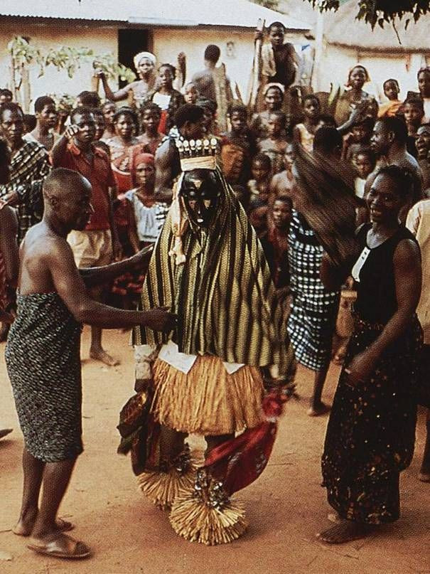  12. Những biến thể văn hóa trong khu vực. Ở Tây Phi, như người Yoruba, thế giới bên kia được gọi là Orun, chia làm nhiều cấp bậc phụ thuộc vào cách sống khi còn sống. Trong khi đó, ở Nam Phi, như người Zulu, tổ tiên được gọi là Amadlozi, được cho là ảnh hưởng lớn đến sự thành bại của người sống. Ảnh: Pinterest.