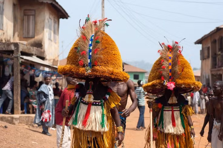  13. Những hình thức siêu nhiên. Một số bộ tộc tin vào sự hiện diện của ma quỷ, linh hồn oán hận hoặc những thực thể siêu nhiên khác có thể gây hại nếu người chết không được an nghỉ. Ảnh: Pinterest.