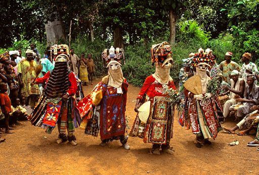  5. Tầm quan trọng của nghi lễ tang lễ. Tang lễ không chỉ là nghi thức tiễn biệt mà còn là cách để đảm bảo linh hồn của người chết được siêu thoát và đến được nơi an nghỉ trong thế giới bên kia. Một tang lễ không hoàn chỉnh có thể khiến linh hồn "bị mắc kẹt" giữa các thế giới. Ảnh: Pinterest.