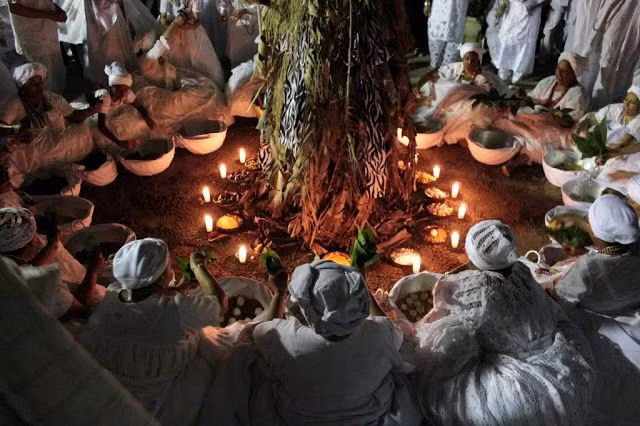  2. Thờ cúng tổ tiên. Trong nhiều cộng đồng, tổ tiên được xem là những người trung gian giữa thế giới con người và thế giới thần linh. Họ không chỉ tiếp tục sống trong thế giới bên kia mà còn có ảnh hưởng trực tiếp đến đời sống của con cháu. Ảnh: Pinterest.