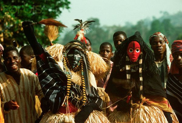  9. "Người chết đang sống" (Living-dead). Theo nhà nhân chủng học John Mbiti, nhiều bộ tộc có khái niệm về người chết đang sống, tức là linh hồn người chết vẫn "sống" thông qua ký ức và nghi lễ của người sống. Khi ký ức về họ không còn, họ mới thực sự "chết" và chuyển sang trạng thái khác. Ảnh: Pinterest.