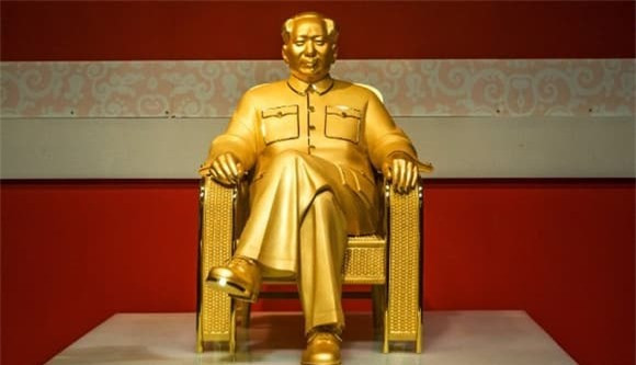 4. Tượng vàng chủ tịch Mao Trạch Đông – 16 triệu USD: Chủ tịch Mao Trạch Đông là một nhân vật được người Trung Quốc vô cùng tôn kính. Do đó, khi được công bố vào năm 2013, bức tượng sản phẩm vàng đắt nhất của nhân vật chính trị này ngay lập tức trở thành điểm thu hút lớn đối với người dân Trung Quốc. Bức tượng cao 80 cm, nặng hơn 50kg, được chế tác bằng vàng và ngọc bích trắng, là tác phẩm của một đội ngũ 20 nghệ sĩ mất 8 tháng để hoàn thành.