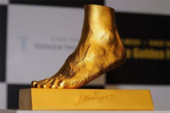 9. Tượng bàn chân trái của Messi – 5,25 triệu USD: Tượng bàn chân trái của Messi (khoảng 5,25 triệu USD) được tạo ra từ 25kg vàng nguyên khối, mô phỏng hệt như thật bàn chân trái của cầu thủ này. Lý do chính khiến bức tượng này đắt như vậy là được đúc từ vàng.