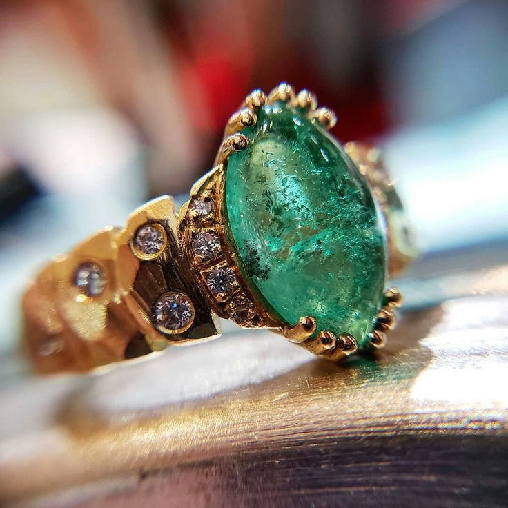  12. Độ bền cao nhưng dễ nứt. Ngọc lục bảo có độ cứng từ 7,5 - 8 trên thang Mohs, nhưng dễ bị nứt vỡ do các vết nứt tự nhiên. Điều này làm cho việc cắt và đánh bóng ngọc lục bảo trở thành một nghệ thuật tinh tế. Ảnh: Pinterest.