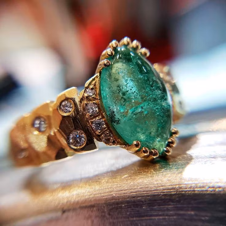  12. Độ bền cao nhưng dễ nứt. Ngọc lục bảo có độ cứng từ 7,5 - 8 trên thang Mohs, nhưng dễ bị nứt vỡ do các vết nứt tự nhiên. Điều này làm cho việc cắt và đánh bóng ngọc lục bảo trở thành một nghệ thuật tinh tế. Ảnh: Pinterest.