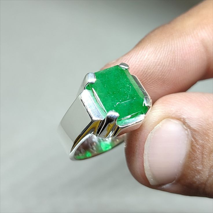  13. Nguồn cung ngọc lục bảo lớn nhất đến từ Colombia. Colombia cung cấp khoảng 70-90% ngọc lục bảo trên thế giới. Mỏ ngọc Muzo ở Colombia nổi tiếng là nơi khai thác những viên ngọc chất lượng tốt nhất. Ảnh: Pinterest.