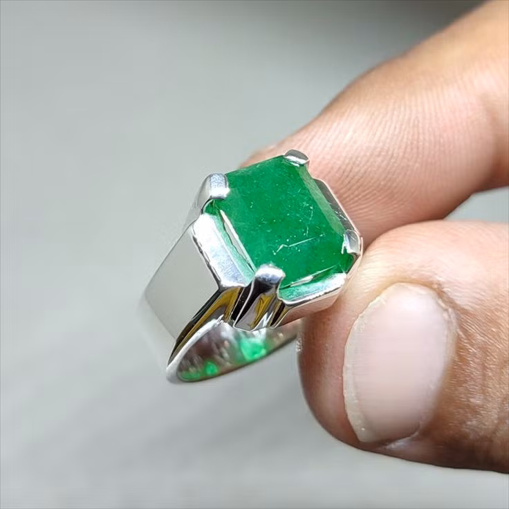  13. Nguồn cung ngọc lục bảo lớn nhất đến từ Colombia. Colombia cung cấp khoảng 70-90% ngọc lục bảo trên thế giới. Mỏ ngọc Muzo ở Colombia nổi tiếng là nơi khai thác những viên ngọc chất lượng tốt nhất. Ảnh: Pinterest.