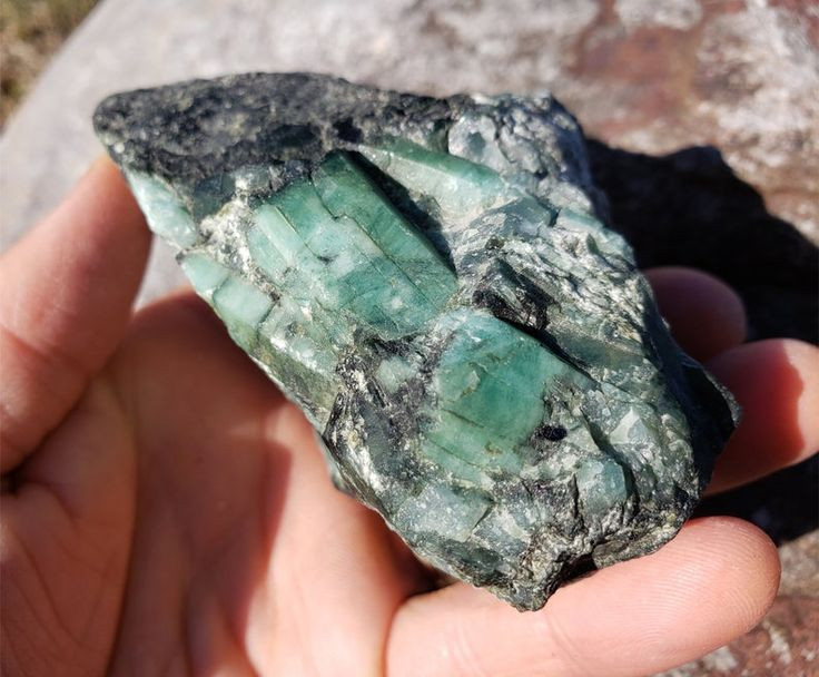  2. Một trong bốn loại đá quý giá trị nhất thế giới. Ngọc lục bảo nằm trong nhóm "Big Four" (4 loại đá quý hàng đầu), cùng với kim cương, hồng ngọc, và lam ngọc. Đây là biểu tượng của sự giàu sang và quyền lực. Ảnh: Pinterest.