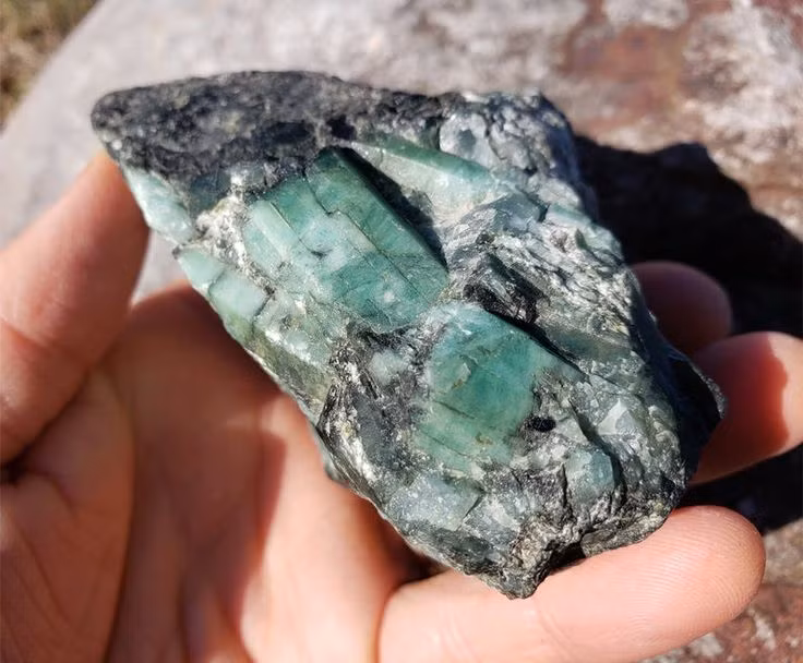  2. Một trong bốn loại đá quý giá trị nhất thế giới. Ngọc lục bảo nằm trong nhóm "Big Four" (4 loại đá quý hàng đầu), cùng với kim cương, hồng ngọc, và lam ngọc. Đây là biểu tượng của sự giàu sang và quyền lực. Ảnh: Pinterest.