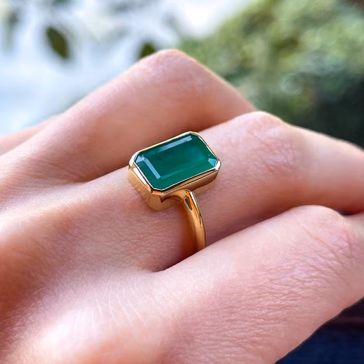  10. Năng lượng tích cực. Ngọc lục bảo được coi là viên đá của sự cân bằng, sáng tạo, và lòng từ bi. Nó được tin là giúp tăng cường trực giác, mang lại sự bình yên, và cải thiện năng lượng tích cực. Ảnh: Pinterest.