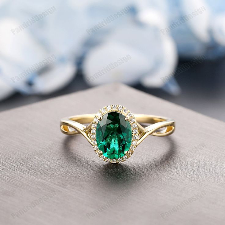  15. Ngọc lục bảo nhân tạo. Vì ngọc lục bảo tự nhiên rất quý hiếm và đắt đỏ, ngọc lục bảo tổng hợp đã được tạo ra trong phòng thí nghiệm để phục vụ thị trường. Tuy nhiên, chúng có giá trị thấp hơn nhiều so với ngọc tự nhiên. Ảnh: Pinterest.