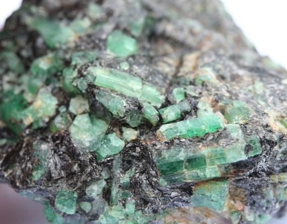  4. Được khai thác từ thời cổ đại. Ngọc lục bảo đã được khai thác cách đây hơn 4.000 năm ở Ai Cập cổ đại. Nữ hoàng Cleopatra nổi tiếng vì sự ám ảnh với loại đá quý này và sở hữu mỏ ngọc lục bảo riêng. Ảnh: Pinterest.