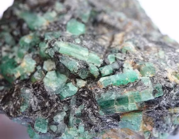  4. Được khai thác từ thời cổ đại. Ngọc lục bảo đã được khai thác cách đây hơn 4.000 năm ở Ai Cập cổ đại. Nữ hoàng Cleopatra nổi tiếng vì sự ám ảnh với loại đá quý này và sở hữu mỏ ngọc lục bảo riêng. Ảnh: Pinterest.