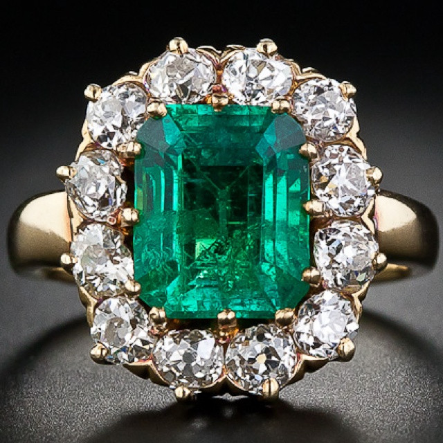  7. Được liên kết với thần thoại và ma thuật. Ngọc lục bảo từng được xem là viên đá của thần thánh. Người Hy Lạp và La Mã tin rằng nó có thể chữa bệnh, cải thiện trí tuệ, và dự đoán tương lai. Ảnh: Pinterest.