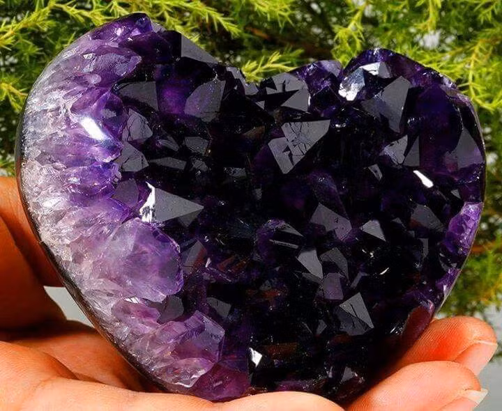  1. Nguồn gốc tên gọi. Tên "amethyst" của thạch anh tím xuất phát từ tiếng Hy Lạp amethystos, nghĩa là "không say rượu". Người Hy Lạp cổ tin rằng thạch anh tím có thể bảo vệ họ khỏi sự say xỉn. Ảnh: Pinterest.
