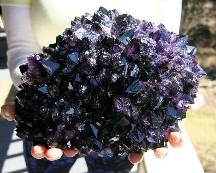  12. Liên quan đến chakra. Trong yoga và thiền định, thạch anh tím được cho là liên kết với chakra thứ bảy (chakra vương miện), giúp mở rộng nhận thức tâm linh và tăng cường trí tuệ. Ảnh: Pinterest.