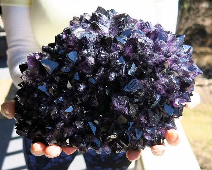  12. Liên quan đến chakra. Trong yoga và thiền định, thạch anh tím được cho là liên kết với chakra thứ bảy (chakra vương miện), giúp mở rộng nhận thức tâm linh và tăng cường trí tuệ. Ảnh: Pinterest.