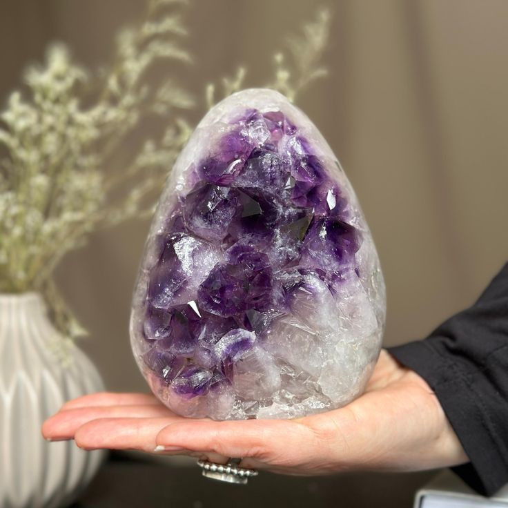  8. Loại đá yêu thích của Catherine Đại đế. Catherine Đại đế của Nga rất yêu thích thạch anh tím, bà sở hữu một bộ sưu tập lớn các trang sức và đồ vật làm từ loại đá này. Ảnh: Pinterest.