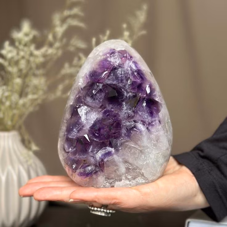  8. Loại đá yêu thích của Catherine Đại đế. Catherine Đại đế của Nga rất yêu thích thạch anh tím, bà sở hữu một bộ sưu tập lớn các trang sức và đồ vật làm từ loại đá này. Ảnh: Pinterest.