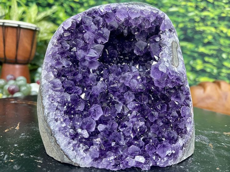  9. Phổ biến trong thời kỳ Phục Hưng. Trong thời kỳ Phục Hưng, thạch anh tím được xem là biểu tượng của sự thông thái, tri thức và thanh lọc tâm hồn, là vật phẩm mà giới thượng lưu rất ưa chuộng. Ảnh: Pinterest.