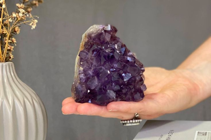  14. Đá của sự thanh lọc và yên bình. Một số người tin rằng thạch anh tím mang lại sự bình an, giúp cải thiện giấc ngủ và loại bỏ căng thẳng khi mang theo bên mình. Ảnh: Pinterest.