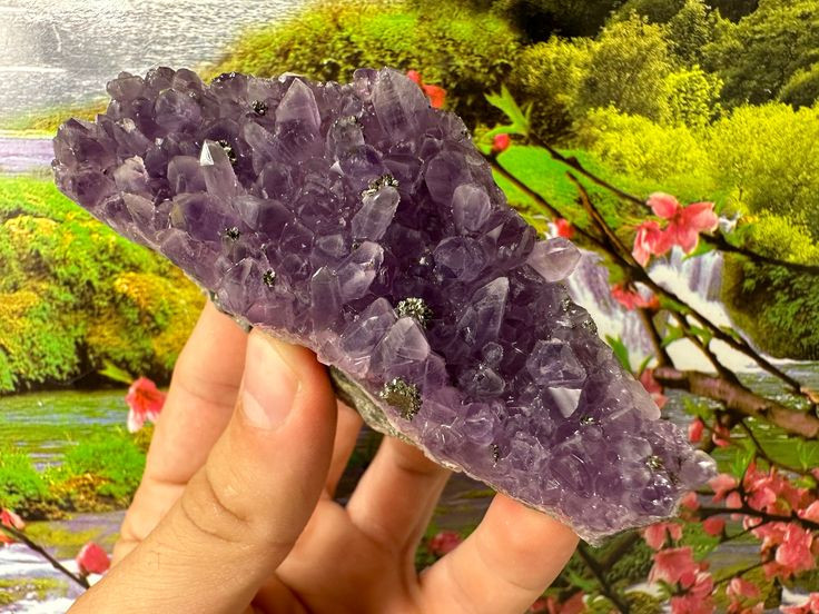  11. Đá sinh nhật tháng 2. Trong văn hóa dân gian phương Tây, thạch anh tím là viên đá sinh nhật của tháng 2, tượng trưng cho sự bình an, trí tuệ. Ảnh: Pinterest.