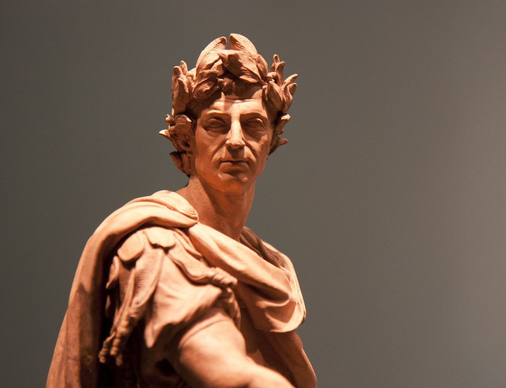  8. Được yêu thích nhưng cũng bị căm ghét. Caesar là một nhân vật gây tranh cãi. Ông được dân chúng yêu mến vì cải cách xã hội và phân chia đất đai, nhưng lại bị tầng lớp quý tộc căm ghét vì tập trung quyền lực vào tay mình. Ảnh: Pinterest.