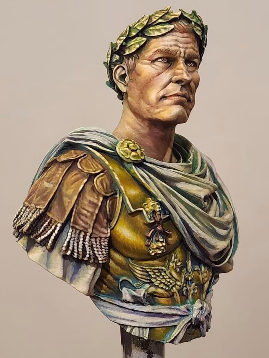  11. Cái đầu hói và vòng nguyệt quê. Caesar thường cảm thấy không thoải mái vì hói đầu, điều mà ông che giấu bằng cách đội vòng nguyệt quế. Việc này dần trở thành biểu tượng quyền lực gắn liền với ông. Ảnh: Pinterest.