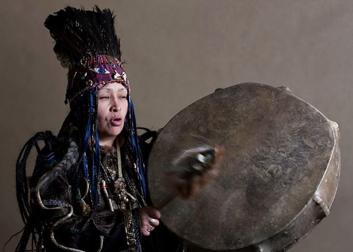  2. Nguồn gốc cổ xưa. Shaman giáo là một trong những hình thức tín ngưỡng lâu đời nhất, có thể bắt nguồn từ thời kỳ đồ đá, khoảng 10.000 năm trước. Nhiều bức tranh trong hang động đã khắc họa các nghi lễ shaman. Ảnh: Pinterest.