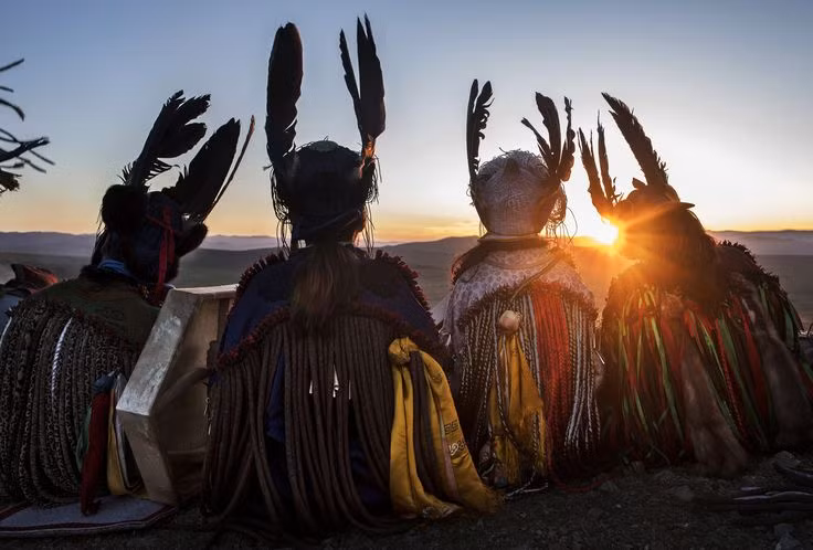  5. Trạng thái xuất thần. Một trong những đặc điểm nổi bật của Shaman giáo là khả năng đi vào trạng thái xuất thần (trance) thông qua các nghi lễ, âm nhạc, nhảy múa hoặc sử dụng chất kích thích tự nhiên. Ảnh: Pinterest.