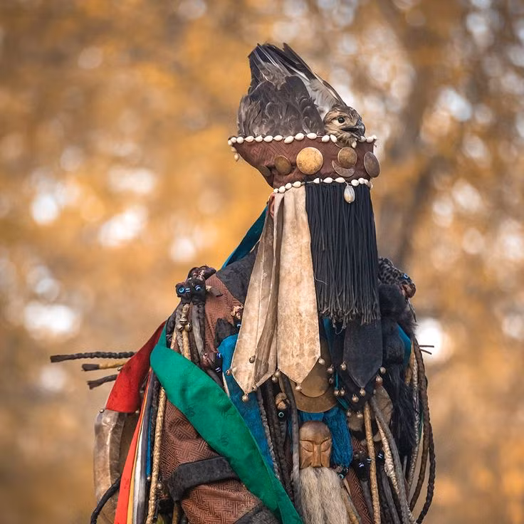  4. Vai trò của Shaman. Shaman thường đảm nhiệm nhiều vai trò: người chữa bệnh, người dự đoán tương lai, người hướng dẫn tâm linh, và người kết nối với thế giới linh hồn. Ảnh: Pinterest.