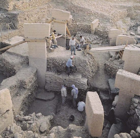  Tầm quan trọng trong sự chuyển đổi từ săn bắn hái lượm sang nông nghiệp. Một trong những giả thuyết thú vị về Göbekli Tepe là nó có thể đã đóng một vai trò trong việc chuyển đổi của con người từ lối sống săn bắn hái lượm sang nông nghiệp. Ảnh: Pinterest.