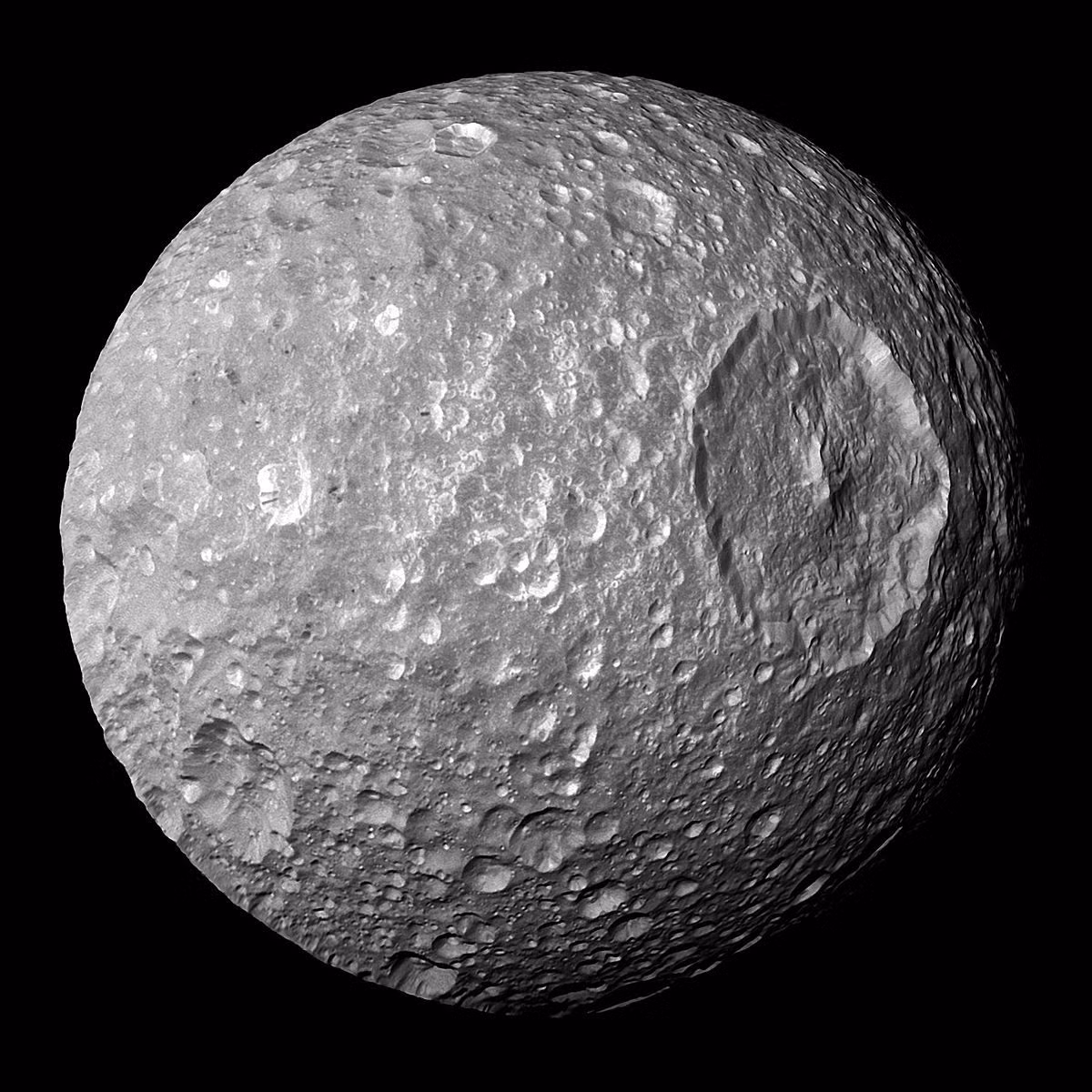  12. Mimas (Sao Thổ). Miệng hố Herschel khổng lồ khiến Mimas giống với “Ngôi sao tử thần” trong loạt phim Star Wars. Đây là một mặt trăng băng giá, có khả năng lõi bên trong có nước lỏng. Ảnh: Pinterest.