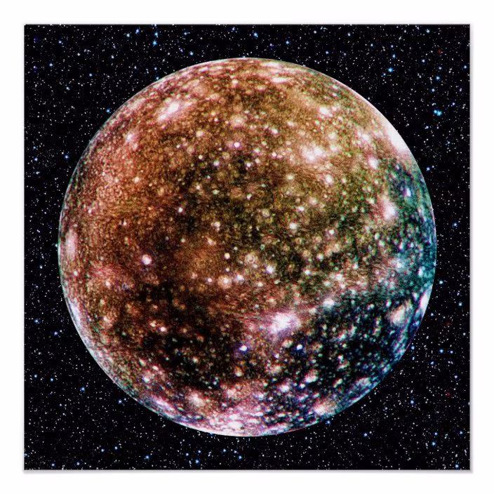  6. Callisto (Sao Mộc). Đây là mặt trăng lâu đời và nhiều miệng hố va chạm nhất, giữ nguyên vẹn lịch sử của hệ Mặt Trời. Bên trong Callisto có thể tồn tại một đại dương ngầm. Ảnh: Pinterest.