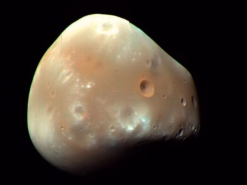  11. Deimos (Sao Hỏa). Nhỏ hơn và xa hơn Phobos, Deimos có bề mặt nhẵn do bụi bao phủ. Nó cũng có hình dáng không tròn trịa, liên quan đến kích cỡ quá nhỏ của mình. Ảnh: Pinterest.