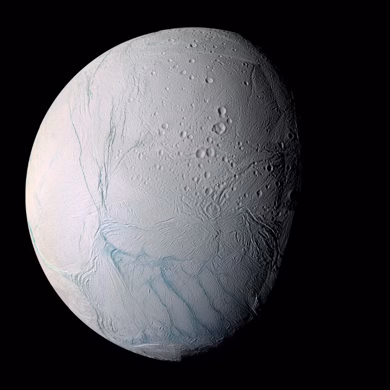  7. Enceladus (Sao Thổ). Mặt trăng này phun các cột hơi nước và băng từ đại dương ngầm dưới bề mặt. Các hợp chất hữu cơ trong cột hơi nước gợi ý khả năng có sự sống tồn tại. Ảnh: Pinterest.