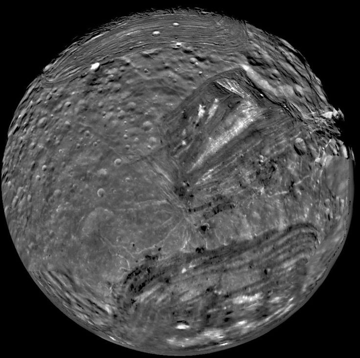  15. Miranda (Sao Thiên Vương). Mặt trăng này có bề mặt hỗn độn với các vách đá và đứt gãy khổng lồ, có thể đã trải qua tái cấu trúc địa chất. Ảnh: Pinterest.