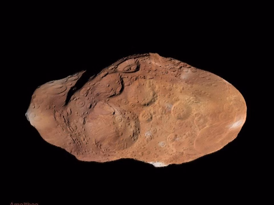  17. Amalthea (Sao Mộc). Đây là một trong những mặt trăng gần nhất với sao Mộc, chịu ảnh hưởng mạnh từ bức xạ. Nó có hình dạng không đều, điều thường gặp ở các mặt trăng có kích cỡ nhỏ. Ảnh: Pinterest.