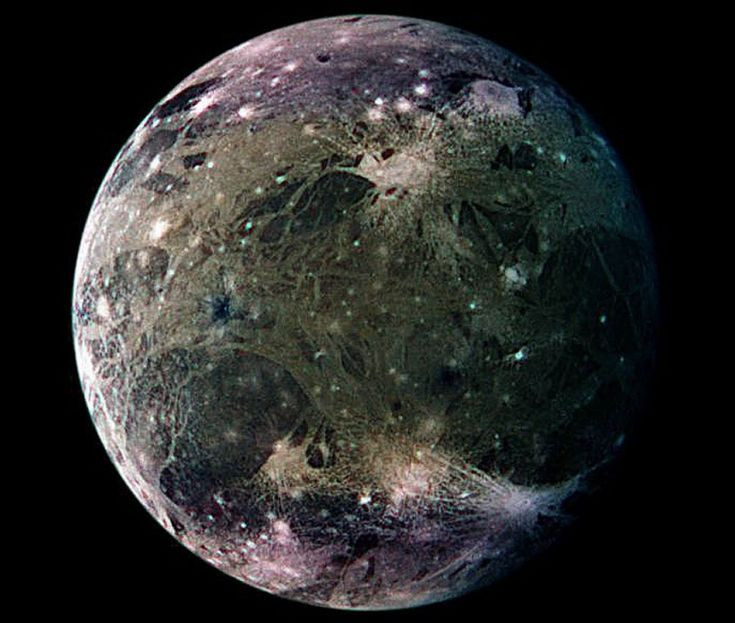  2. Ganymede (Sao Mộc). Ganymede là mặt trăng lớn nhất trong hệ Mặt Trời, vượt qua cả sao Thủy về kích thước. Nó có từ trường riêng, gợi ý về lõi kim loại và đại dương ngầm dưới bề mặt băng giá. Ảnh: Pinterest.