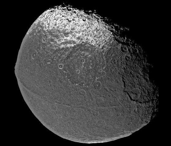  16. Iapetus (Sao Thổ). Iapetus có bề mặt hai màu, một bên rất sáng và một bên cực tối. Nó có cả “đường xích đạo” giống như một bức tường. Ảnh: Pinterest.