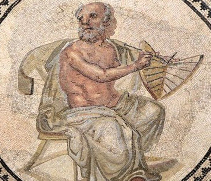  3. Hy Lạp cổ đại. Một số triết gia Hy Lạp cổ đại như Anaximander đề xuất ý tưởng rằng con người có thể đã phát triển từ các sinh vật sống dưới nước, gần như là một ý niệm sơ khai về tiến hóa. Ảnh: Pinterest.