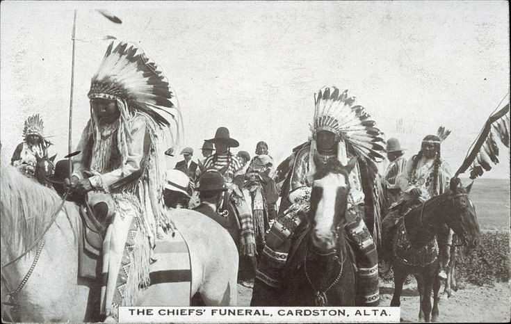  8. Vai trò của nghi lễ tang lễ. Hầu hết các nền văn hóa bản địa đều tổ chức nghi lễ tang lễ với mục đích giúp linh hồn người chết vượt qua hành trình sau cái chết một cách suôn sẻ. Những lễ vật như thực phẩm, công cụ, hoặc thậm chí cả thú cưng thường được chôn cùng. Ảnh: Pinterest.