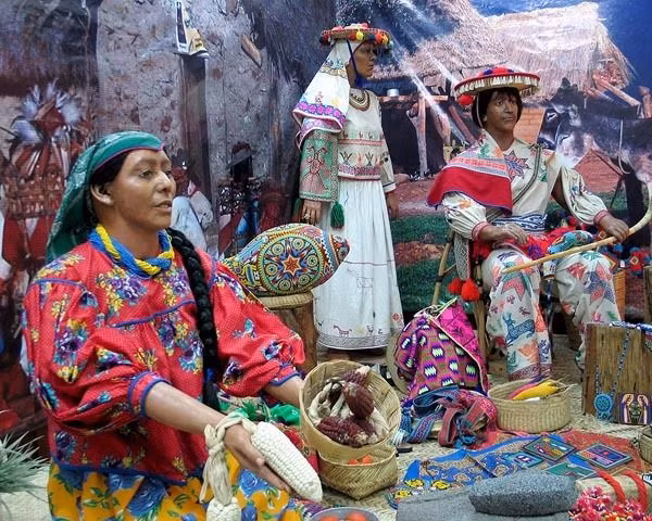  5. Người Huichol. Người Huichol ở Mexico tin rằng linh hồn sẽ đi qua một cây cầu cầu vồng để đến gặp tổ tiên. Nghi lễ tang lễ của họ thường bao gồm việc cung cấp thức ăn và nước uống để linh hồn có thể hoàn thành cuộc hành trình. Ảnh: Pinterest.