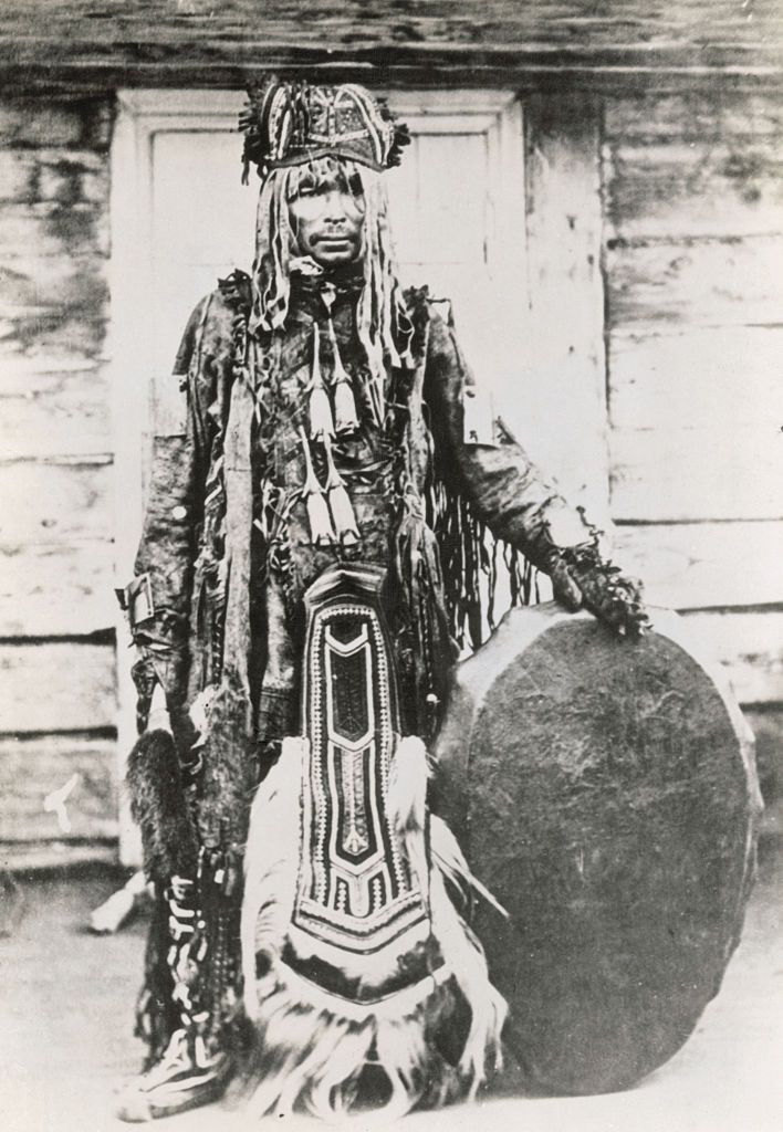  11. Vai trò của người dẫn đường tâm linh. Các shaman hoặc thầy cúng thường thực hiện các nghi lễ để giao tiếp với linh hồn hoặc giúp linh hồn tìm đường đến thế giới bên kia. Ảnh: Pinterest.