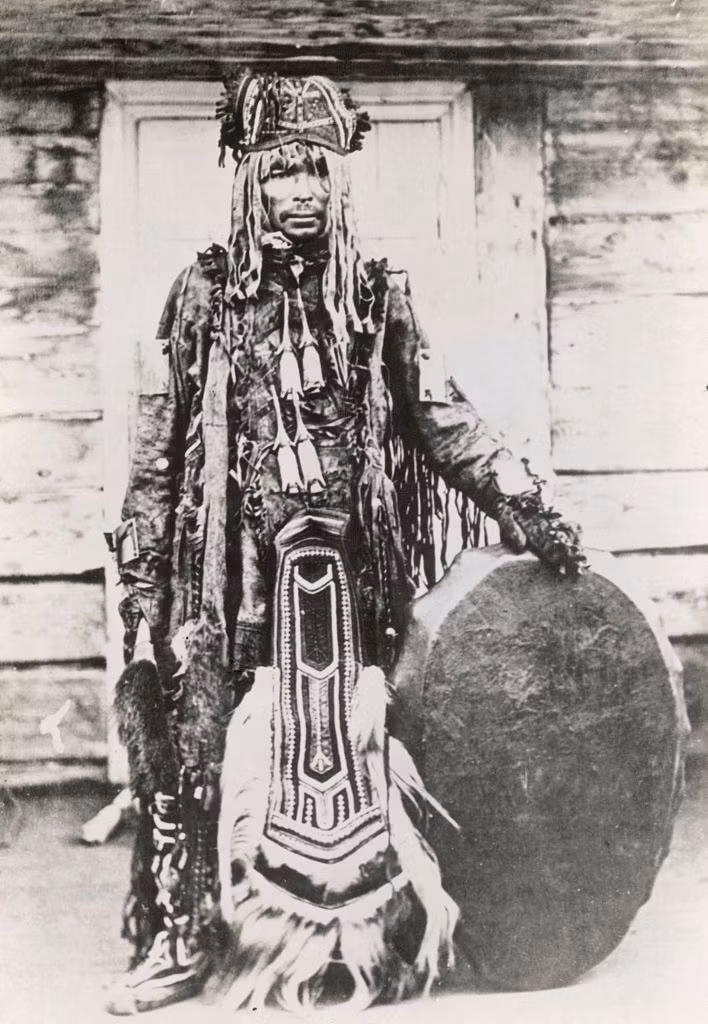  11. Vai trò của người dẫn đường tâm linh. Các shaman hoặc thầy cúng thường thực hiện các nghi lễ để giao tiếp với linh hồn hoặc giúp linh hồn tìm đường đến thế giới bên kia. Ảnh: Pinterest.