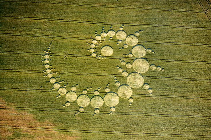  Siêu hình học và năng lượng tâm linh: Một số người tin rằng crop circles là kết quả của các năng lượng tâm linh, do người có khả năng tâm linh cao hoặc thông qua các nghi lễ đặc biệt. Các hình dạng này được cho là có thể mang ý nghĩa tinh thần hoặc truyền tải thông điệp cho con người. Ảnh: Pinterest.